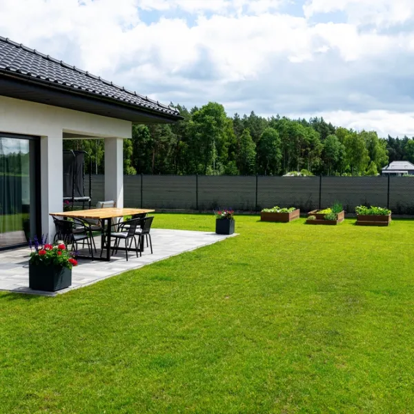 tuin aan laten leggen